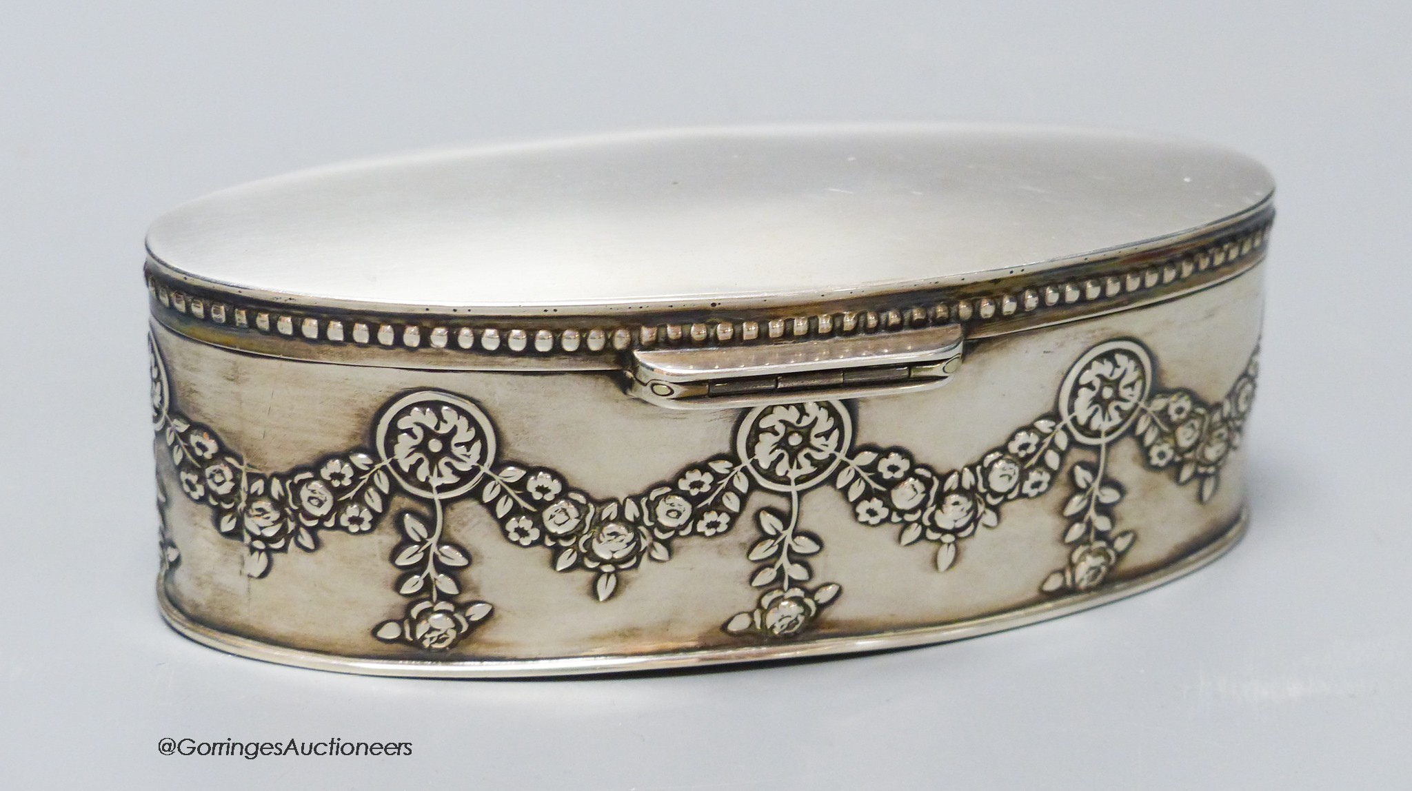 An Edwardian silver oval trinket box, William Hutton & Sons, Birmingham, 1907, 13.7cm, 5oz.